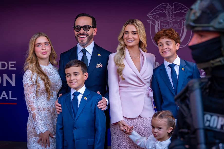 Fotografía cedida por la Presidencia de Colombia del presidente electo de Colombia, Abelardo de la Espriella, posando con su esposa Ana Lucía Pineda e hijos este viernes, antes de su investidura en Cali. EFE/ Presidencia de Colombia