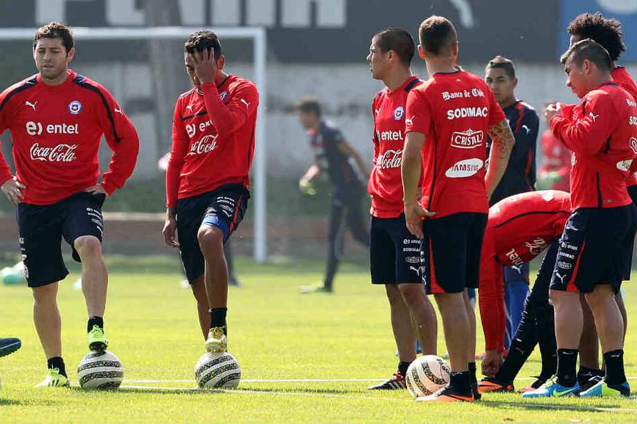 La selección chilena se prepara para el crucial partido contra Colombia. / AFP