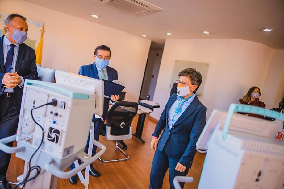 También se cuestionó que el Distrito se esperara hasta el jueves 4 de junio, más de dos meses después de iniciada la cuarentena, para adquirir los ventiladores.