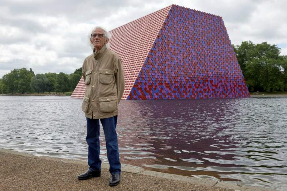 El artista Christo Vladimirov Javacheff posa frente a su nueva obra de arte en Londres. / AFP