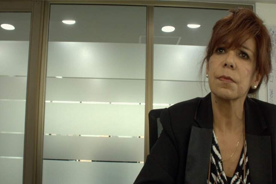 Luz Stella Camacho es abogada, especialista en derecho administrativo. Conoció al ingeniero Pizano pues estaba casado con una de sus amigas del colegio, Inés Elvira Ponce de León.