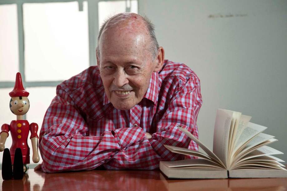 Jaime Jaramillo Escobar, al lado de Pinocho, de quien dice que fue más universal que Cervantes. / Juan Fernando Ospina.