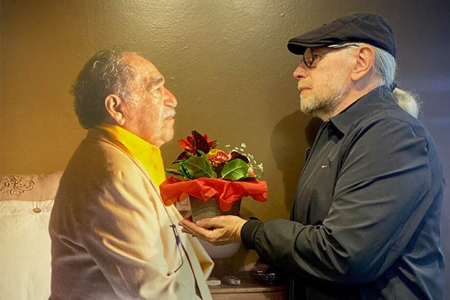 El fotógrafo Daniel Mordzinski en el Instituto Cervantes de Tokio con la foto de García Márquez que le hizo en su casa de Cartagena de Indias.