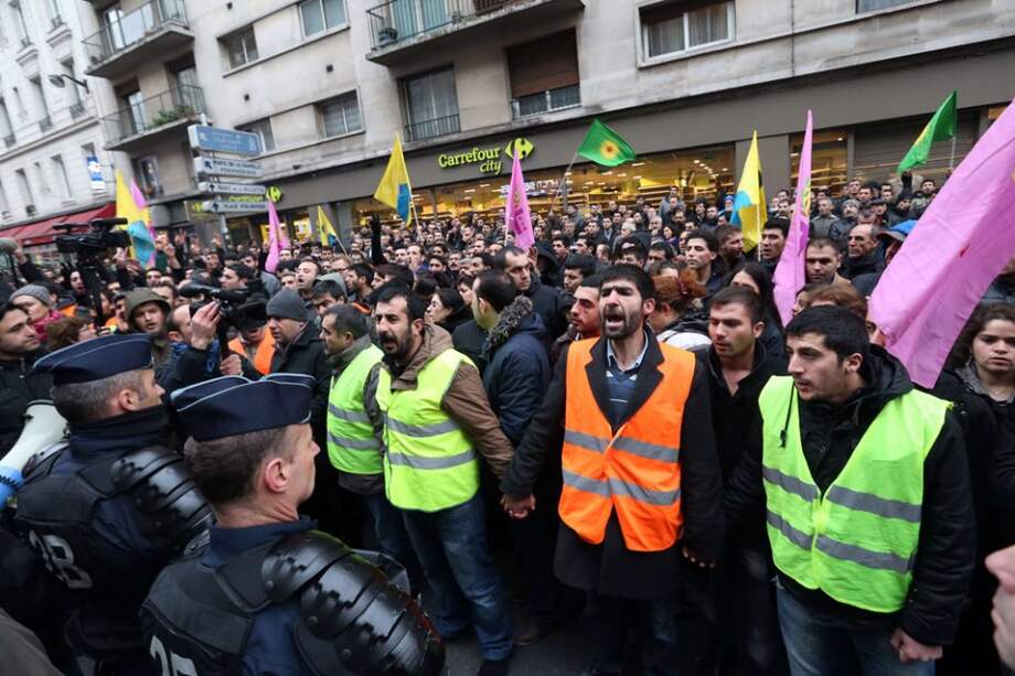 Miembros de la comunidad kurda en París protestan por el asesinato de las tres activistas/ AFP