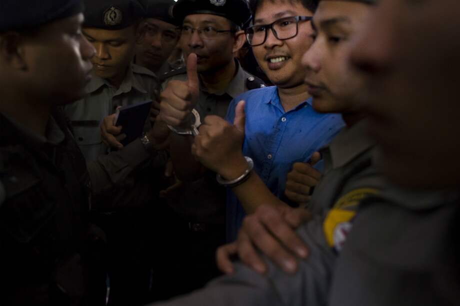 Wa Lone (en el centro) es uno de los periodistas imputados por las autoridades birmanesas. / AFP