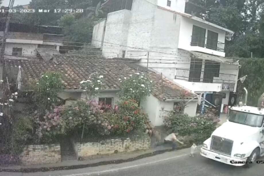 En el video se puede ver cómo el camión cisterna trata de esquivar y reducir la velocidad al percatarse de la presencia del niño.