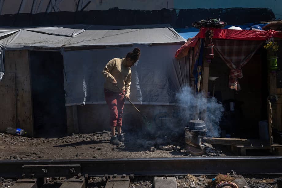 Carmen limpia el exterior de su “ranchito” en el barrio de Vallejo, el lugar que ha sido su hogar durante los últimos meses luego de que ya no pudiera continuar su viaje a Estados Unidos en busca de una vida con más oportunidades y seguridad para ella y su familia.