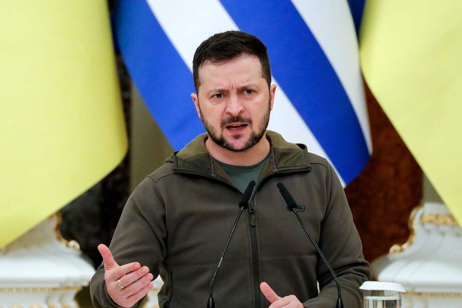 Zelenski se declaró “honrado” de recibir la “medalla de la Libertad” de Filadelfia, pero quiso dedicar la condecoración a “todas las mujeres y hombres de Ucrania” que “muestran a la mayor autocracia del mundo que lo único que puede conseguir en Ucrania es una derrota”.