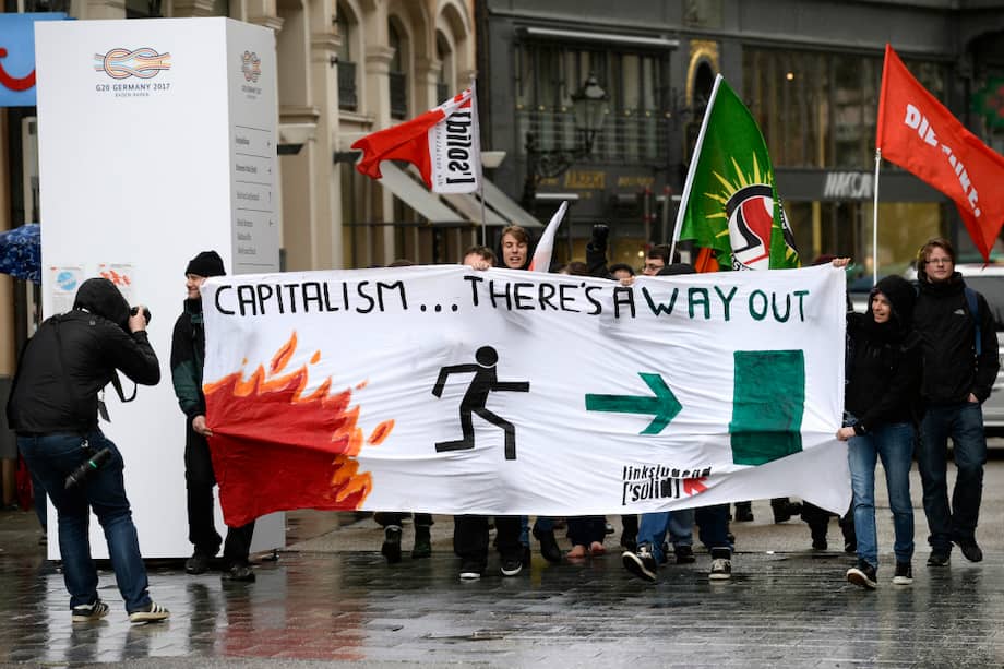 Con motivo de la reunión de los ministros de finanzas y gerentes de los bancos centrales de los países del G20 se presentaron protestas ciudadanas en Baden-Baden, sur de Alemania, este sábado. / AFP