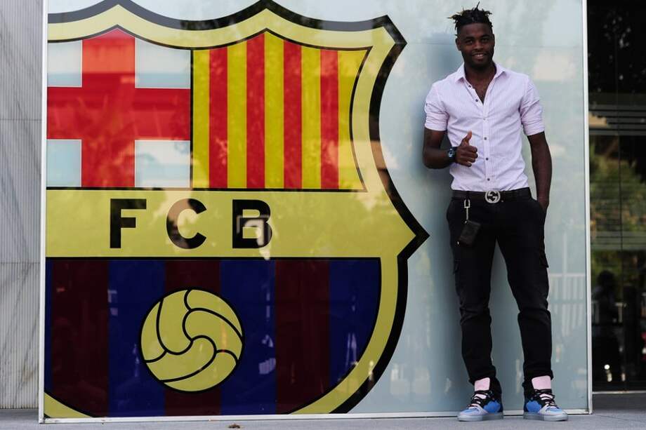 Alex Song ya es jugador del Barcelona / AFP