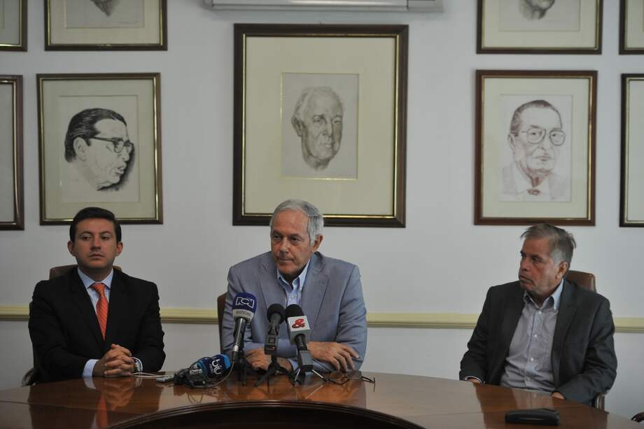Pedro Moreno (derecha), Armando Daza (centro), junto con el abogado Guillermo Martínez (izquierda), durante la rueda de prensa en las instalaciones de Fedegán. /Gustavo Torrijos