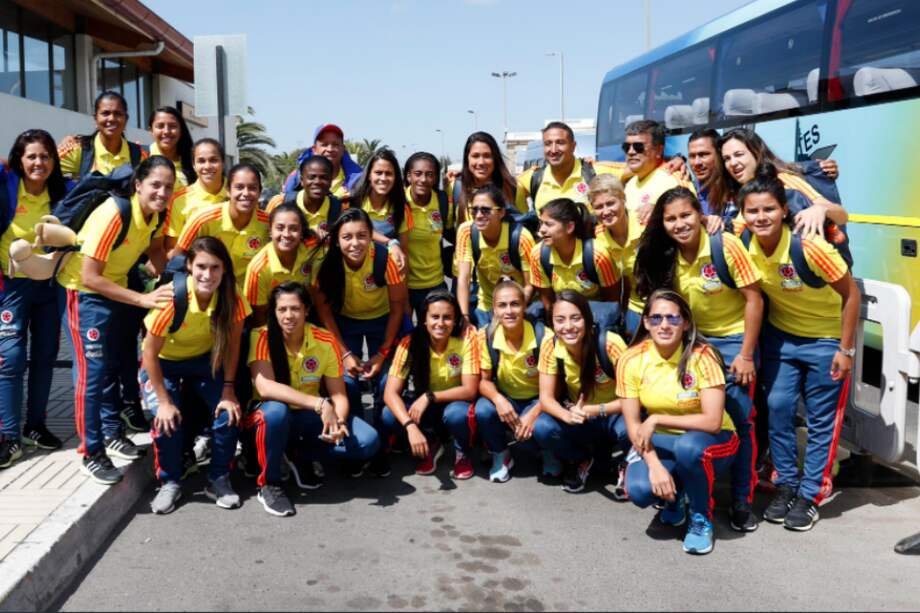 El equipo colombiano a su llegada a la que será su sede en este evento. / @CAFemChile2018
