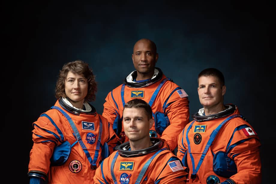 Fotografía del 29 de marzo de 2023 cedida por la NASA de los miembros de la misión Artemis II, de izquierda a derecha, de los astronautas de la NASA Reid Wiseman, Victor Glover y Christina Hammock Koch, junto con el astronauta de la Agencia Espacial Canadiense, Jeremy Hansen. Los cuatro astronautas que integran la misión Artemis II, que supone el regreso de seres humanos a la Luna, llegaron este viernes al Centro Espacial Kennedy en Cabo Cañaveral (Florida), y se declararon "entusiasmados" ante el lanzamiento previsto para el próximo miércoles. / EFE/Josh Valcarcel/NASA /