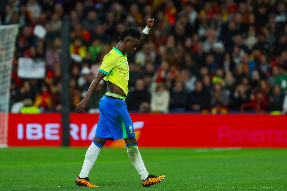 El delantero de la selección brasileña Vinicius Jr. saluda al público tras el cambio durante el partido amistoso que las selecciones nacionales de fútbol de España y Brasil disputan este martes en el estadio Santiago Bernabéu, en Madrid.