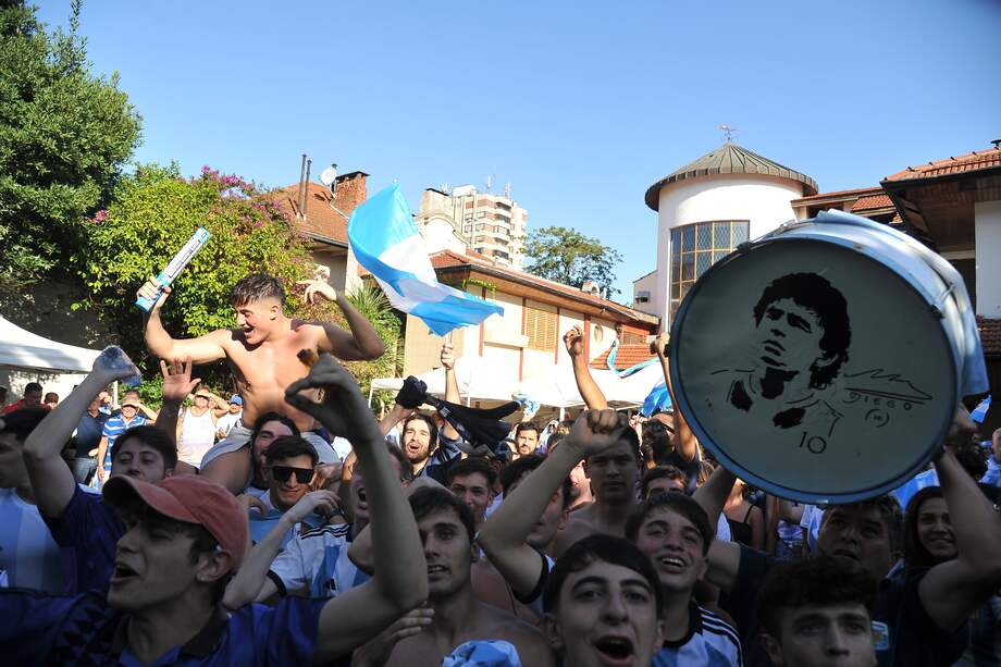 Un grupo de personas celebra la victoria de la selección nacional durante la transmisión del partido del Mundial de Qatar 2022 entre Argentina y Croacia en la casa de Diego Armando Maradona, en el Barrio Devoto de Buenos Aires (Argentina). EFE/ Enrique García Medina