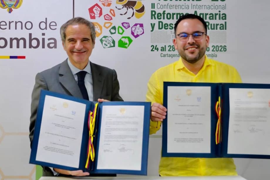 El ministro de Minas y Energía, Edwin Palma, y el director general de la OIEA (Organismo Internacional de Energía Atómica), Rafael Mariano Grossi, firmaron el memorando.