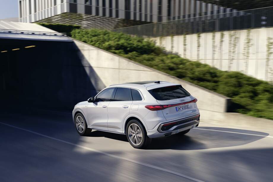 Este tipo de vehículos combina un motor de combustión interna con un motor eléctrico y una batería recargable que se puede cargar mediante una toma de corriente.