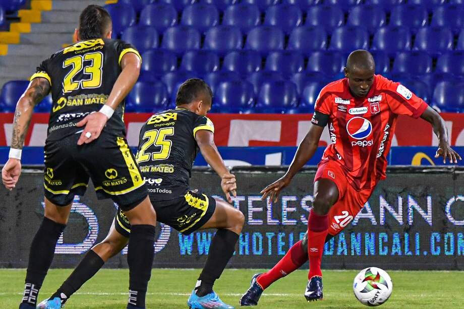 América debe cumplir una sanción y no podrá contratar nuevos jugadores en lo que resta del año. Deberá jugársela con la nómina actual.