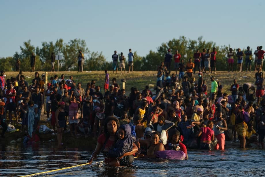 Estos migrantes llegaron a la pequeña ciudad de Del Rio, Texas, cruzando el Río Grande que divide a Estados Unidos de México. La crisis migrante crece y se siente también en países como Ecuador.