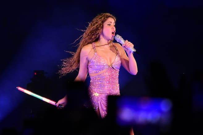 Shakira Sorprende a Barranquilla con Invitado de Honor: El Legendario Chelito de Castro!