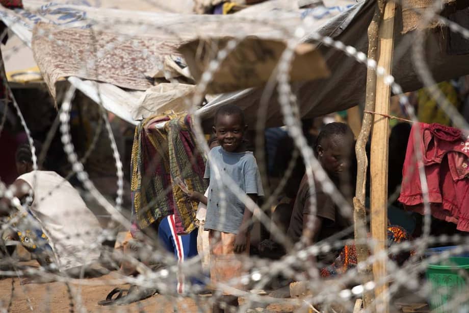 Desde hace un año, cuando empezó la violencia, más de 300.000 personas han huido de la capital, Bangui. / AFP