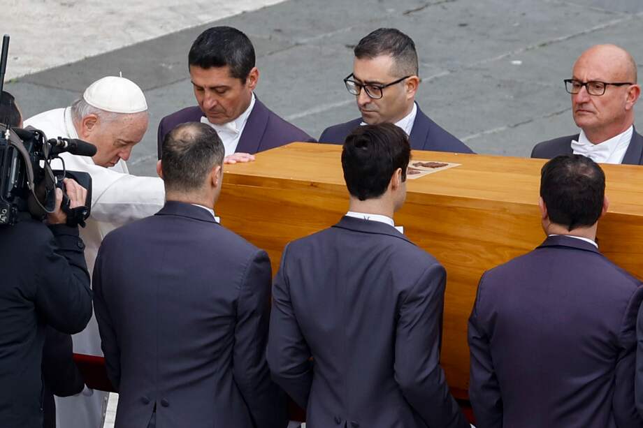 El papa Francisco bendice el ataúd del papa emérito, Benedicto XVI.