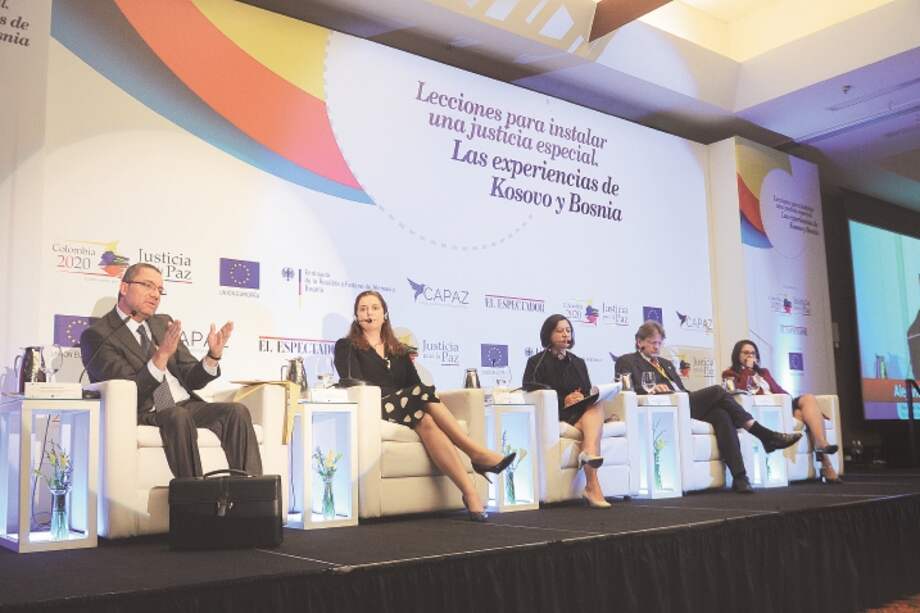 Alejandro Aponte, director de justicia transicional de la U. de la Sabana; Fidelma Donlon, secretaria ejecutiva de las Salas Especiales del Tribunal de Kosovo; Gloria Castrillón, directora editorial Colombia 2020; Kai Ambos, magistrado de Tribunal Especial de Kosovo y Camila Moreno, directora en Colombia del ICTJ. / Cristian Garavito