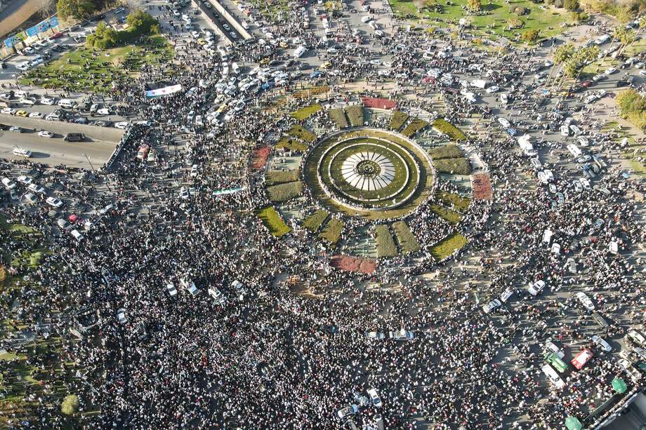Una fotografía aérea tomada con un dron muestra a personas reunidas para celebrar la toma de Damasco por la oposición, tras las oraciones del viernes, en la plaza de los Omeyas en Damasco, Siria, el 13 de diciembre de 2024.