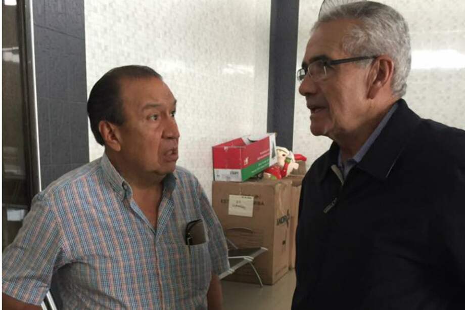 El entrenador Gregorio Pérez con el máximo accionista del club, Gabriel Camargo. / @deportestolimaoficial