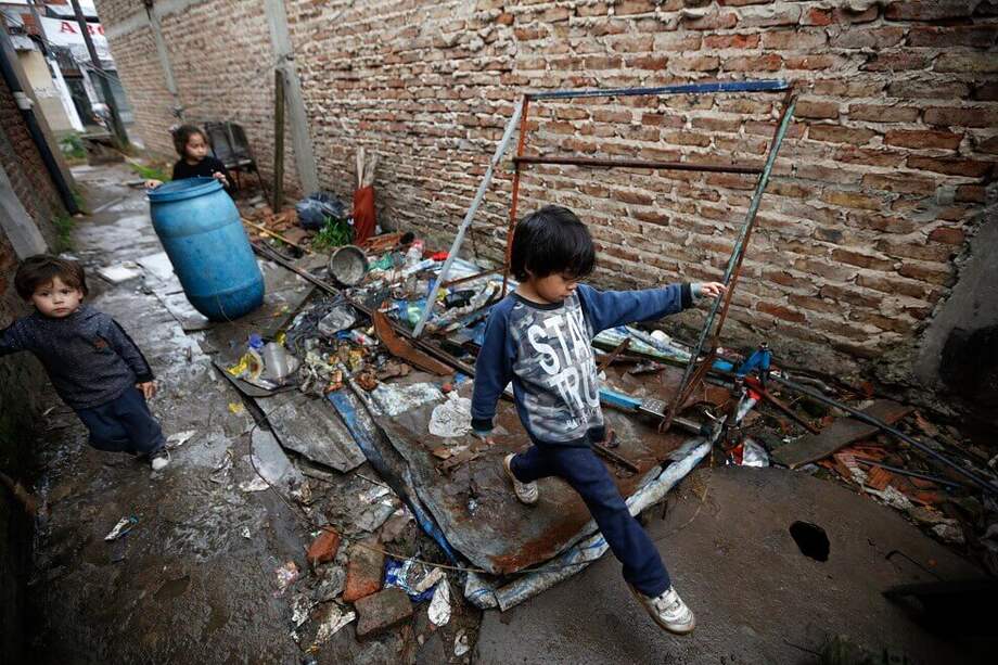 Según la ONU, la pandemia hará que cerca de 34,3 millones de personas caigan por debajo de la línea de extrema pobreza en 2020. / AFP