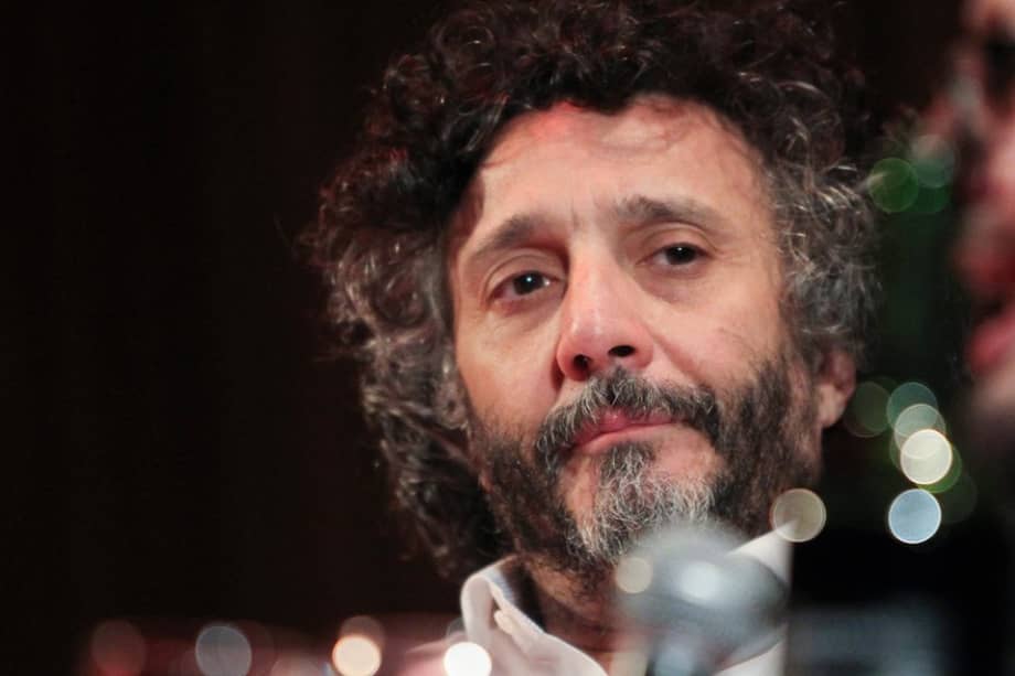 El cantante y compositor argentino Fito Páez sonríe durante la presentación de su primera novela, "La puta diabla". / Efe