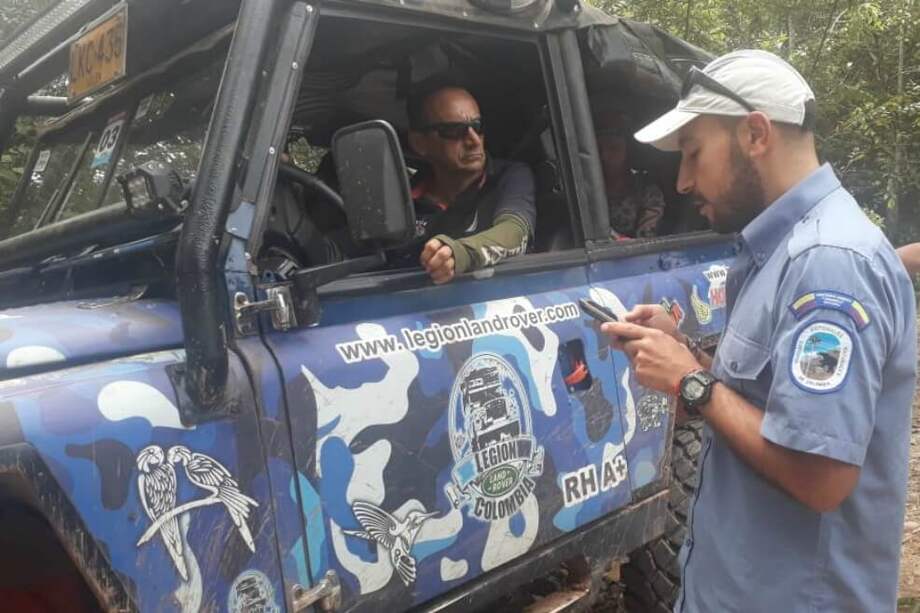 Uno de los guardaparques de la Macarena habla con uno de los conductores de la caravana que intentó ingresar al Parque Nacional. / Parques Nacionales