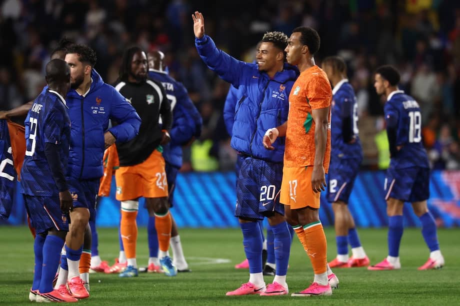 Desire Doué (de Francia) y Guela Doue (de Costa de Marfil) después del partido amistoso entre ambas selecciones rumbo a la Copa Mundial de la FIFA Norteamérica 2026.