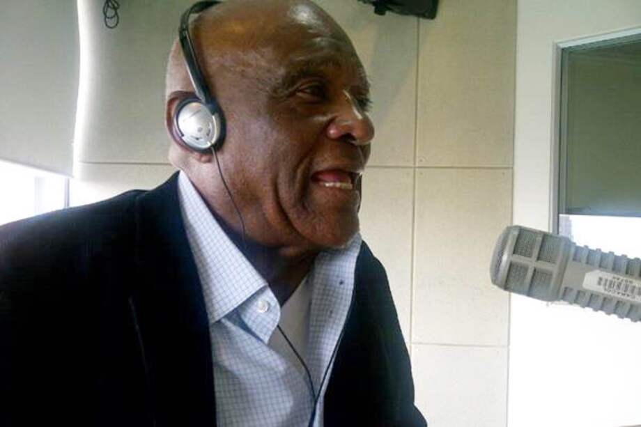 El chocoano Édgar Perea (1934-2016), en la foto, Carlos Arturo Rueda C. (1918-1995) y el vigente tumaqueño Francisco 'Paché' Andrade son los narradores de nuestros medios radiales citados en el libro "Pioneros".
/ Archivo