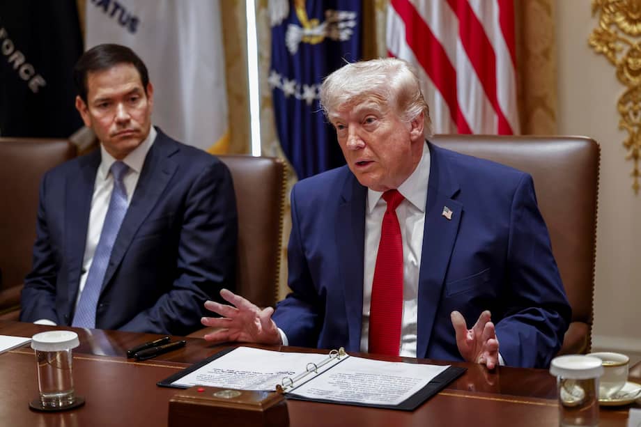 El secretario de Estado de EE. UU., Marco Rubio (izquierda), observa mientras el presidente de EE. UU., Donald J. Trump,