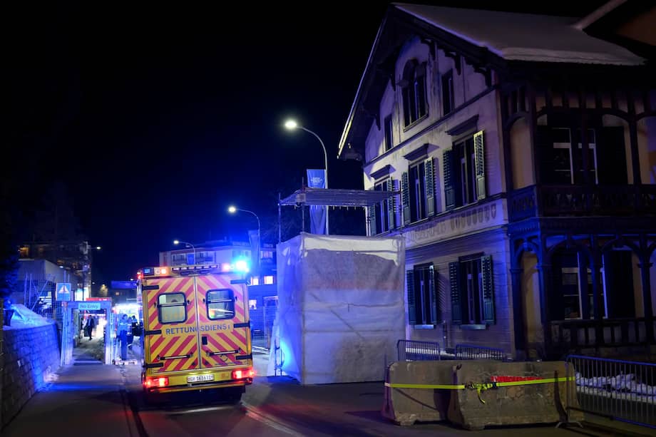 Ambulancias y personal de rescate se acercaron al Centro de Congresos tras reportarse un pequeño incendio durante la 56.ª reunión anual del Foro Económico Mundial en Davos, Suiza.