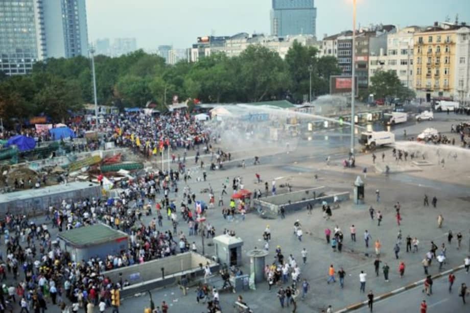 El 15 junio la Policía turca desaloja Taksim y el parque Gezi
