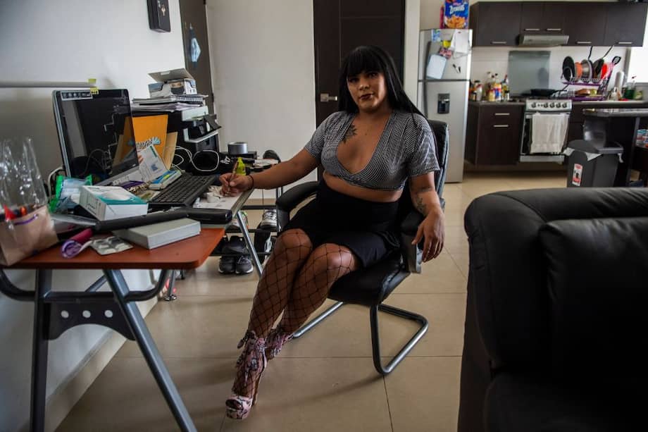 Paloma Paz, una mujer en prostitución, posa en su casa en la Ciudad de México. Combina sus actividades con el periodismo para denunciar injusticias.