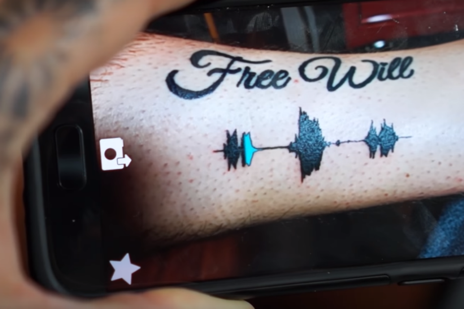Tatuajes que suenan. / Captura de pantalla de Youtube.