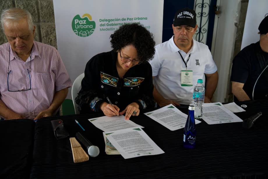 Rueda de prensa con las delegaciones en la mesa de diálogos con las bandas urbanas de Medellín.