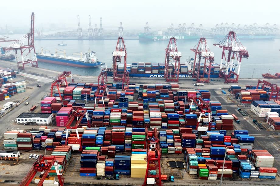 Contenedores de carga y barcos se ven en un puerto de Qingdao, en la provincia oriental de Shandong, China, el 3 de marzo de 2026.
