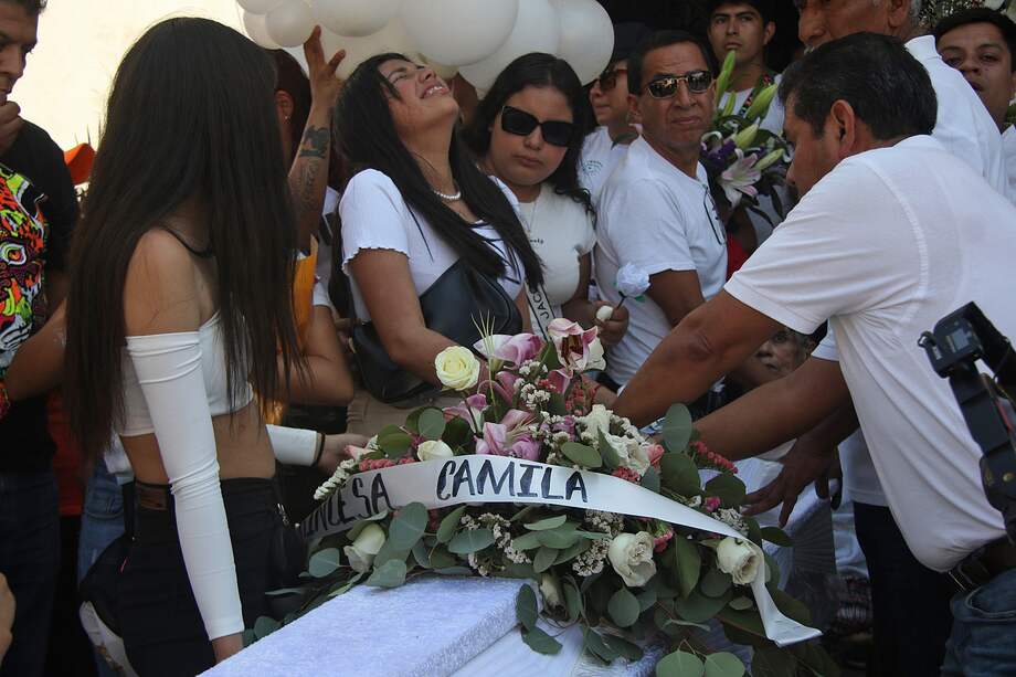 Familiares y amigos despiden a la niña Camila Gómez Ortega este viernes, quien fue asesinada, en el municipio de Taxco, en Guerrero (México).