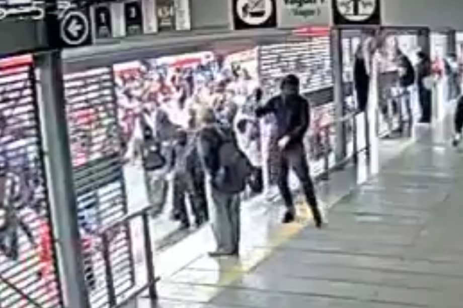 Las cámaras de seguridad captaron el momento en el que un adulto mayor resultó herido durante los disturbios registrados en la estación Concejo de Bogotá de Transmilenio.