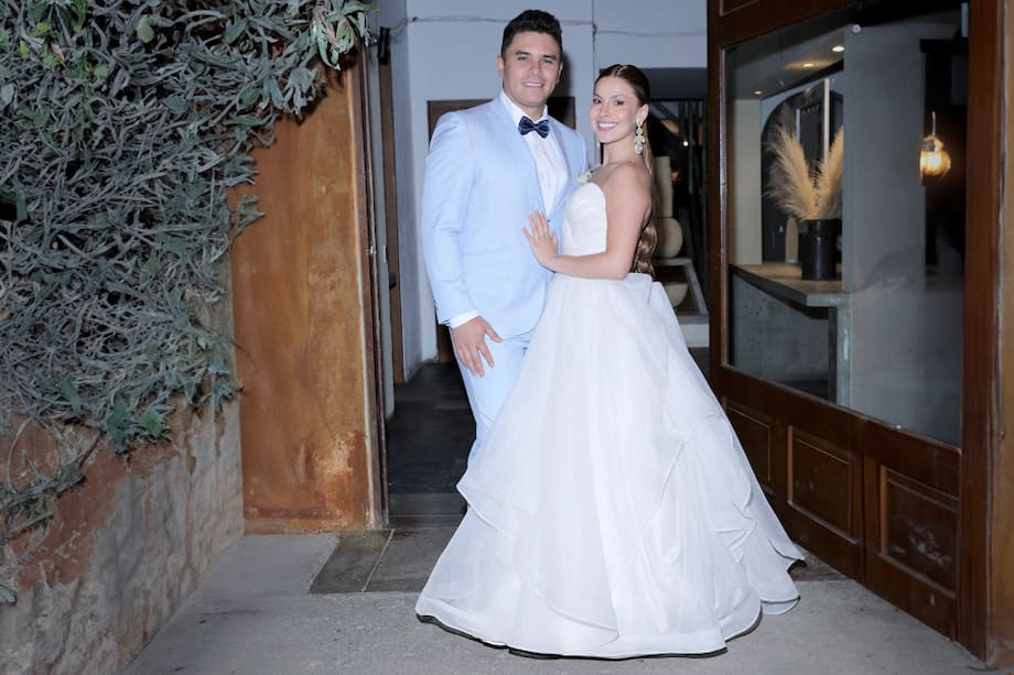 EL novio sorprendió a la novia usando un traje azul claro