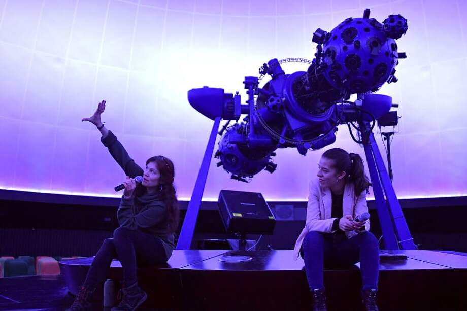 A la izquierda; la bióloga experta en bioacústica, Sol Camacho Schlenker. A la derecha; la ecóloga Camila Parra Guevara. Ambas son las creadoras de "Viaje sonoro en la noche", una experiencia a través de los sonidos de la naturaleza. Se presentarán este sábado y domingo, a las 4 p.m. en el domo del Planetario, en Bogotá. / Óscar Pérez - El Espectador