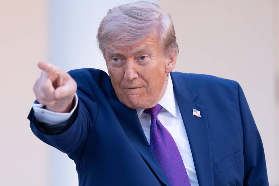 El presidente de Estados Unidos, Donald Trump, hace un gesto durante una cena con líderes de las fuerzas del orden, para celebrar el inicio de la Semana Nacional de la Policía.