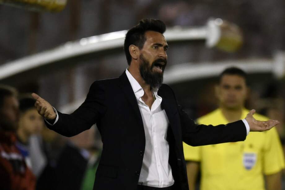 El director técnico de Huracán, Eduardo Domínguez, durante el partido ante Santa Fe de la final de la Copa Sudamericana. / EFE