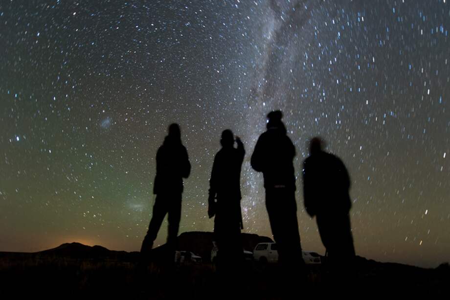 Cuatro miembros del equipo de observación escanean el cielo mientras esperan el comienzo de la ocultación MU69 2014, temprano en la mañana del 3 de junio de 2017, en el desierto de Karoo cerca Vosburg, Sudáfrica. Usaron telescopios portátiles en un intento de observar a MU69, un pequeño objeto del Cinturón de Kuiper (ahora apodado Ultima Thule). / NASA / Laboratorio de Física Aplicada Johns Hopkins / Southwest Research Institute / Southwest Research Institute / Henry Throop