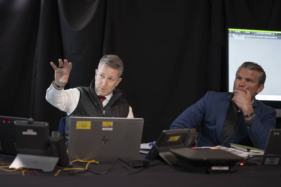 Donald Trump publica una foto del presidente del Estado Mayor Conjunto estadounidense, Dan Caine, junto al secretario de Defensa Pete Hegseth (d), siguiendo la operación "Resolución Absoluta", el operativo de Trump para derrocar a Maduro, en su red Truth Social. EFE/Trump en Truth Social