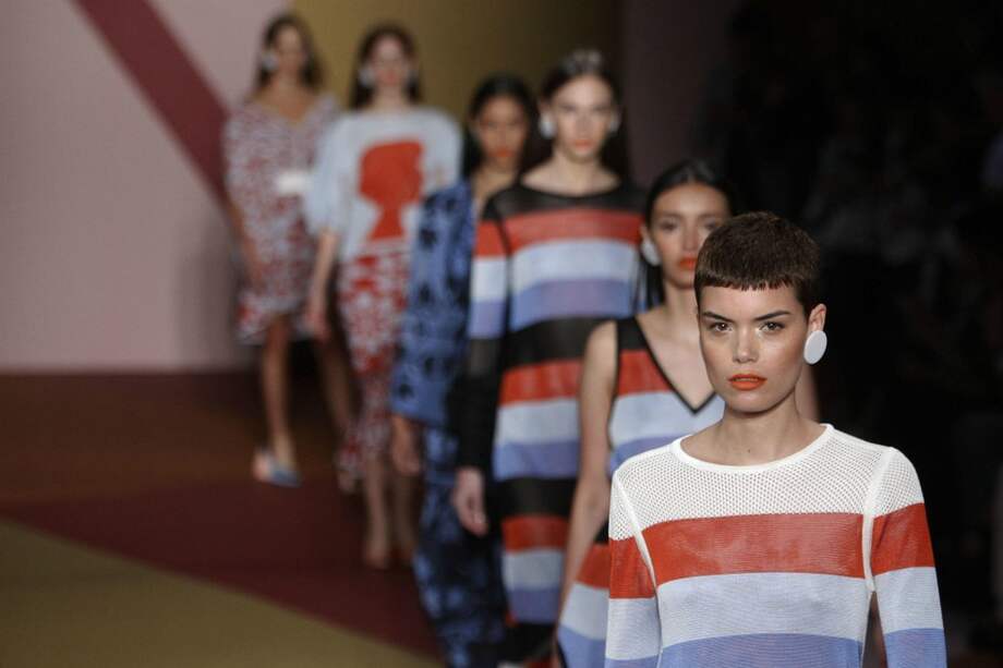 El desfile inaugural de Colombiamoda estuvo a cargo de la diseñadora Pepa Pombo. / EFE.